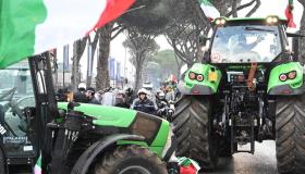 Protesta dei Trattori, in centinaia bloccano in centro di Roma
