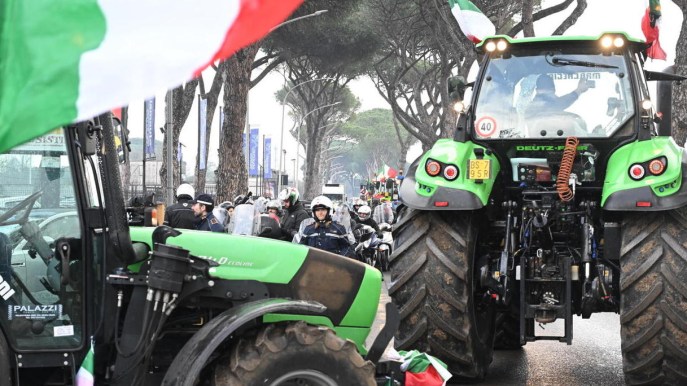 Protesta dei Trattori, in centinaia bloccano in centro di Roma