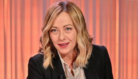 Sondaggi politici: giù Meloni e Salvini, due partiti sopra la soglia critica