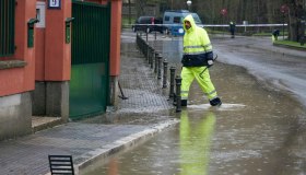 Allerta meteo rossa, arancione e gialla: le regioni più colpite, scuole schiuse e treni cancellati