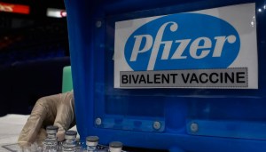 Vaccino Pfizer, di cui l'UE ha ricontrattato la consegna