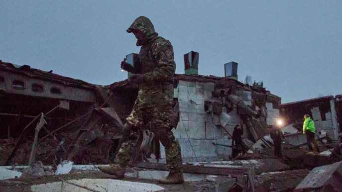Ucraina, mantelli invisibili e un treno come barriera: come fa la guerra la Russia