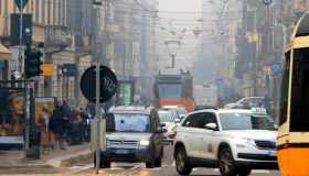 Scatta il piano anti-smog a Milano, allarme inquinamento in Pianura Padana: limitazioni sul traffico