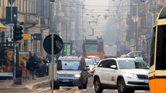 Scatta il piano anti-smog a Milano, allarme inquinamento in Pianura Padana: limitazioni sul traffico