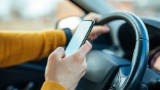 Codice della strada, patente sospesa per chi usa telefono alla guida: stretta del Governo