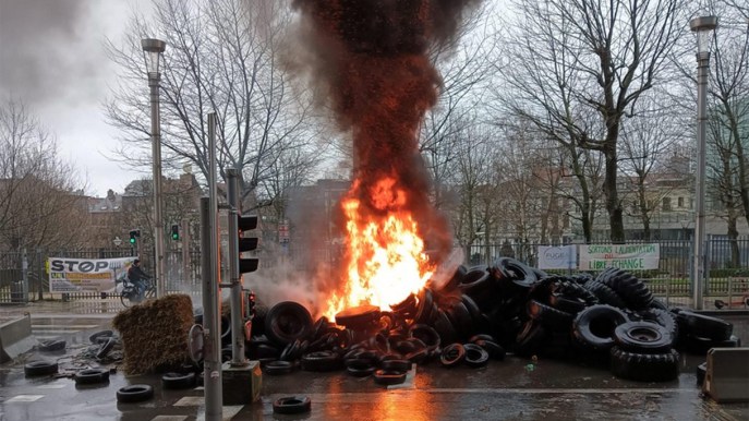 Trattori a Bruxelles sfondano il blocco della polizia: bruciati copertoni e cassonetti