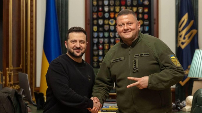 Ucraina, Zelensky cambia il capo dell’esercito: via Zaluzhny, dentro il generale Syrsky