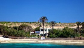 Eredità Berlusconi, venduta Villa Due Palme a Lampedusa: chi l’ha comprata