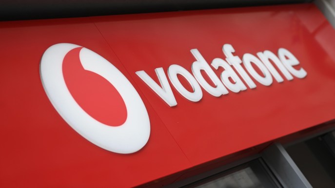 Swisscom compra Vodafone Italia, obiettivo fusione con Fastweb: cosa cambia per gli utenti