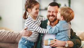 Festa del papà, spesa più cara del 4%: gli aumenti dai dolci ai regali