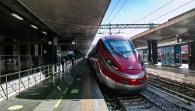 Frana in Campania, stop treni per un mese: prezzi dei voli in aumento
