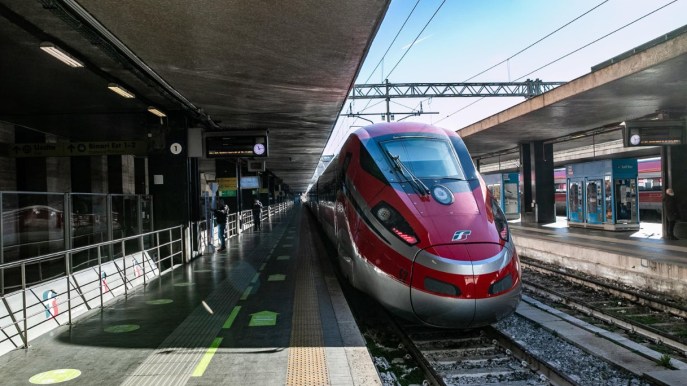 Frana in Campania, stop treni per un mese: prezzi dei voli in aumento