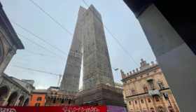 Torre Garisenda di Bologna a rischio, messa in sicurezza con i tralicci della Torre di Pisa: i costi