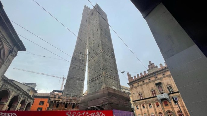 Torre Garisenda di Bologna a rischio, messa in sicurezza con i tralicci della Torre di Pisa: i costi