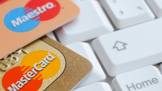 Mastercard, circuito Maestro dismesso: carte di debito disattivate a marzo