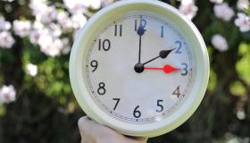 Ora legale 2024 dal 31 marzo: con l’abolizione 180 milioni di euro in più, i calcoli di Sima