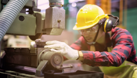 Produzione industriale frena: pesano debolezza consumi e ritardo incentivi auto