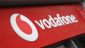 Swisscom compra Vodafone Italia, sì all’unione con Fastweb per 8 miliardi: cosa cambia per i clienti