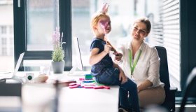 Bonus mamme per chi lavora a scuola: via alle domande dal 27 marzo