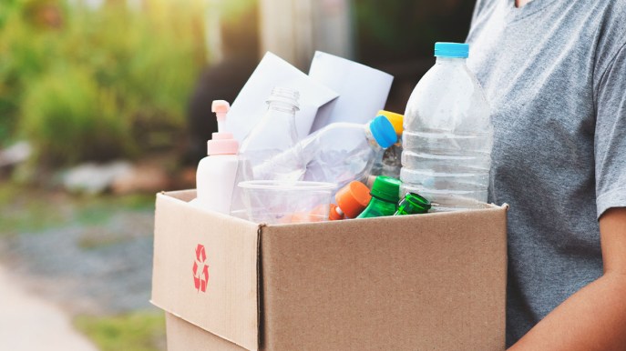 Imballaggi, Parlamento e Consiglio Ue trovano l’accordo per il nuovo regolamento, dal 2030 stop alla plastica monouso