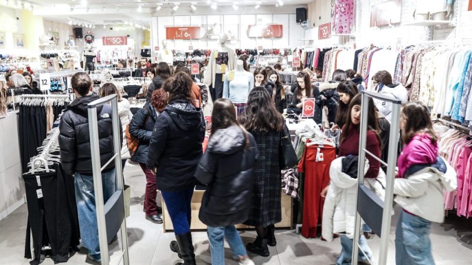 Tassa sul fast fashion: in Francia i capi di abbigliamento costeranno fino a 10 euro in più