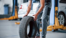 Cambio gomme estive 2024: quando farlo, quanto costa e chi rischia la multa