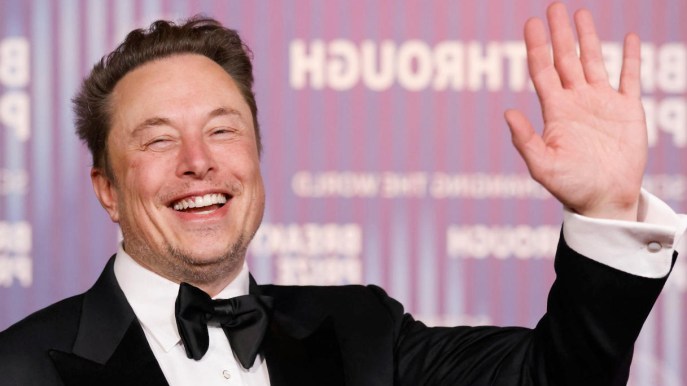 Tesla licenzia 14.000 dipendenti: taglio ai costi, troppo forte la concorrenza della Cina