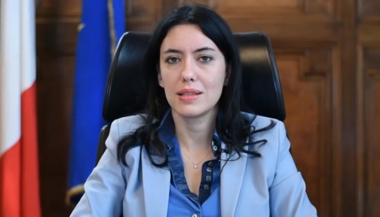 I banchi a rotelle del Covid venduti a 1 euro, critiche per l’ex ministra Azzolina