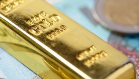 L’oro raggiunge un nuovo record storico, lingotti a 2300 dollari l’oncia