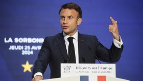 Macron, il futuro dell’Europa è sempre più nero: “Può morire, dipende dalle scelte che faremo”