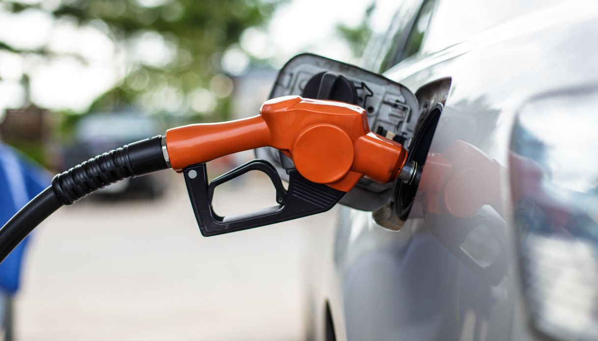 Prezzi benzina e diesel in aumento, aggiornati i listini sulle autostrade: dove costa meno?