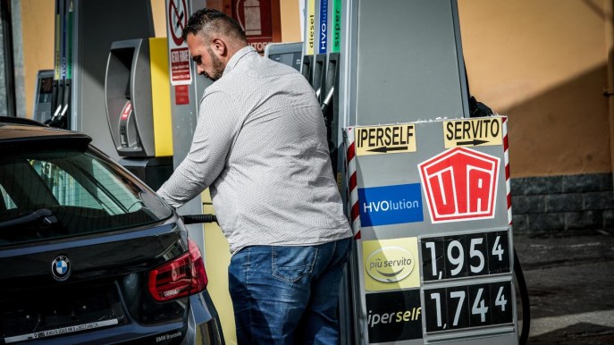 Benzina ai massimi da ottobre, raggiunti i 1,911 al litro: salgono i prezzi dei carburanti