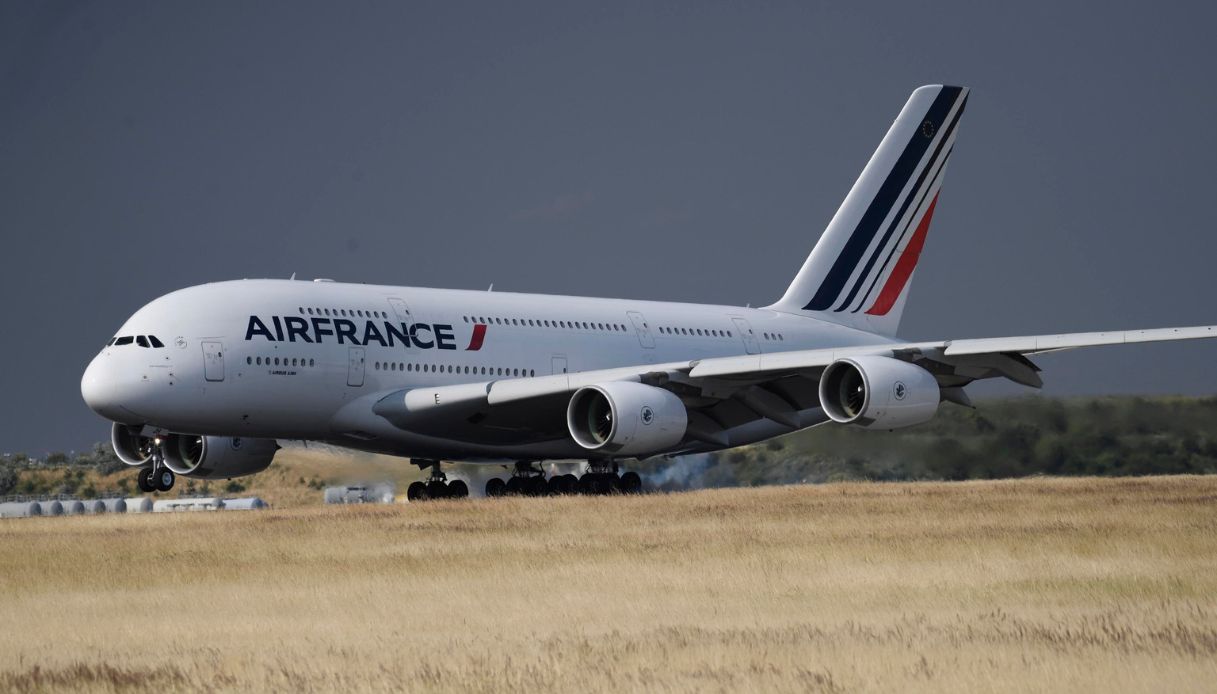 Revocato lo sciopero aereo in Francia del 25 aprile: fiducia sui negoziati
