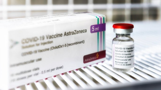 Vaccino Covid AstraZeneca, trombosi in casi rari: l’ammissione in tribunale