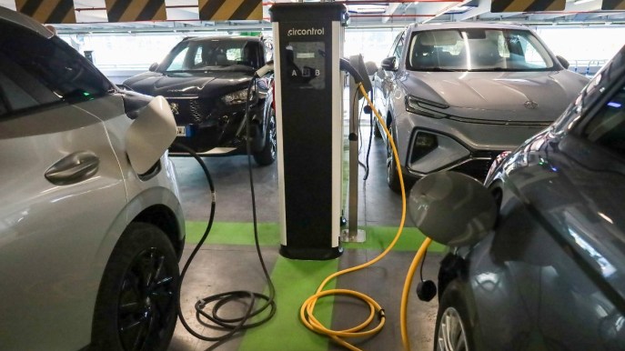 Auto elettriche, aumenta il costo delle ricariche: prezzi in rialzo fino al 69%
