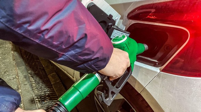 Benzina verso i 2,5 euro, perché il prezzo aumenta e continuerà ancora a salire