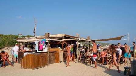 Formentera, addio ai chiringuitos: nuove regole per il turismo sulle spiagge in Spagna