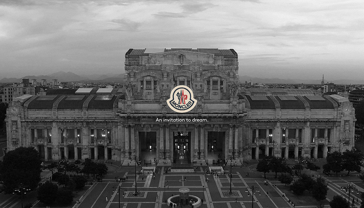 Moncler trasforma la Stazione di Milano Centrale in “An Invitation To Dream”