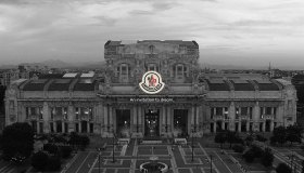 Moncler trasforma la Stazione di Milano Centrale in “An Invitation To Dream”