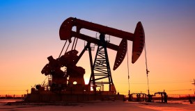 Petrolio, eccesso di offerta farà scendere le quotazioni: le previsioni per i prossimi 10 anni
