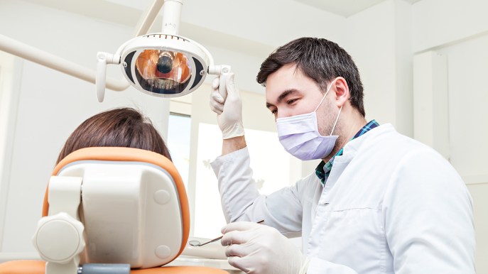 Cos’è l’odontofobia, come si manifesta e come vincere la paura del dentista