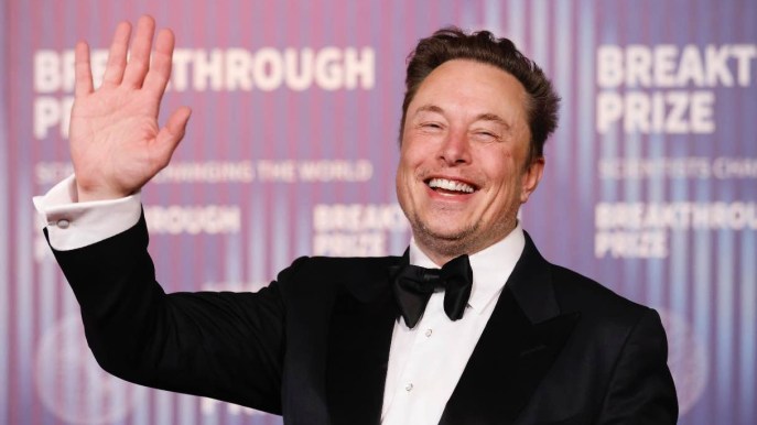 Elon Musk a sorpresa in Cina. E Tesla ottiene l’autorizzazione per la sicurezza dei dati