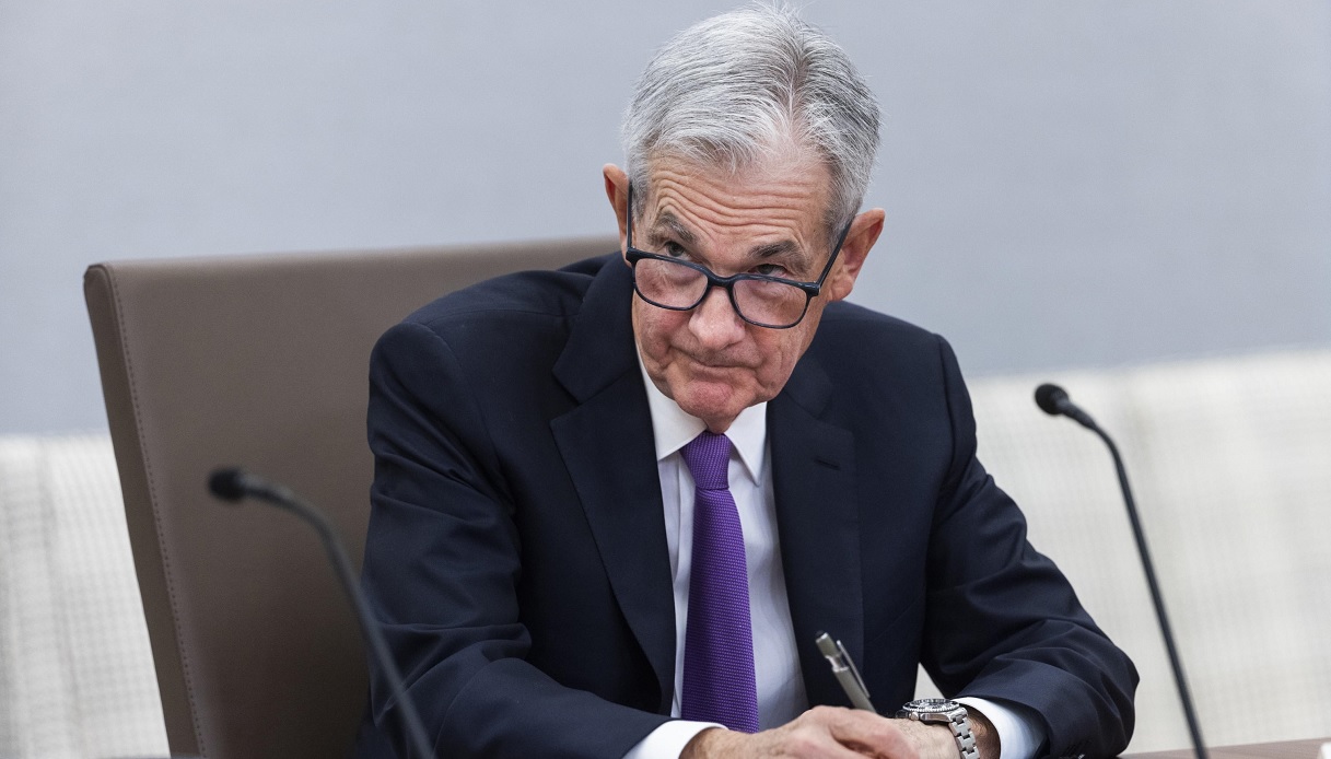 Powell gela i mercati: se l’inflazione non scende, niente taglio tassi