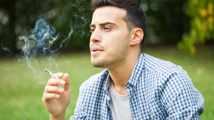 Fumo, le sigarette aumentano il grasso (pericoloso) sulla pancia: i rischi