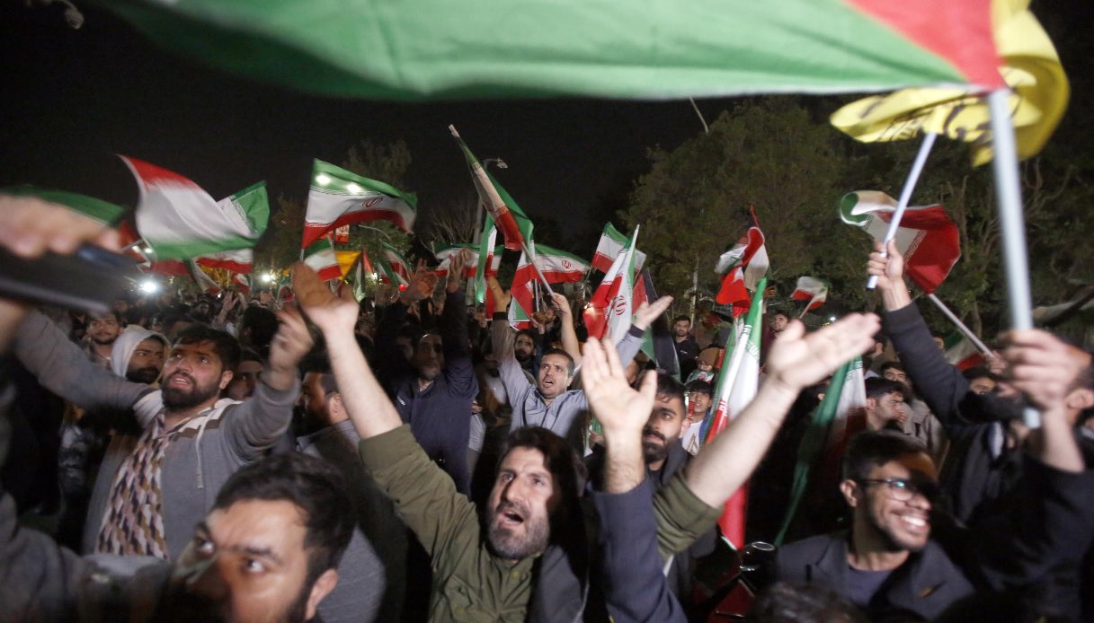 Israele attacca l’Iran, presi di mira siti nucleari. Lufthansa blocca i voli