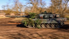 Svezia invia carri armati Leopard in Lettonia contro la Russia: pronta la difesa dei baltici