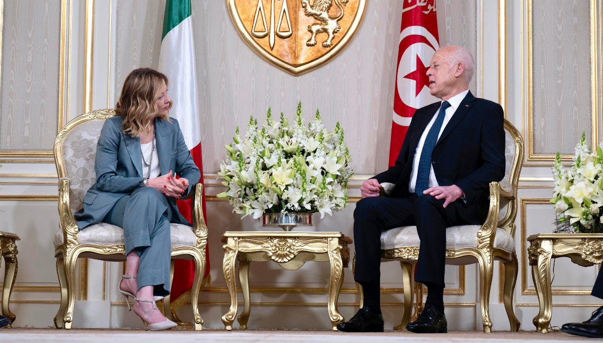 Meloni in Tunisia firma un nuovo accordo con il presidente Saied: le opportunità per l’Italia