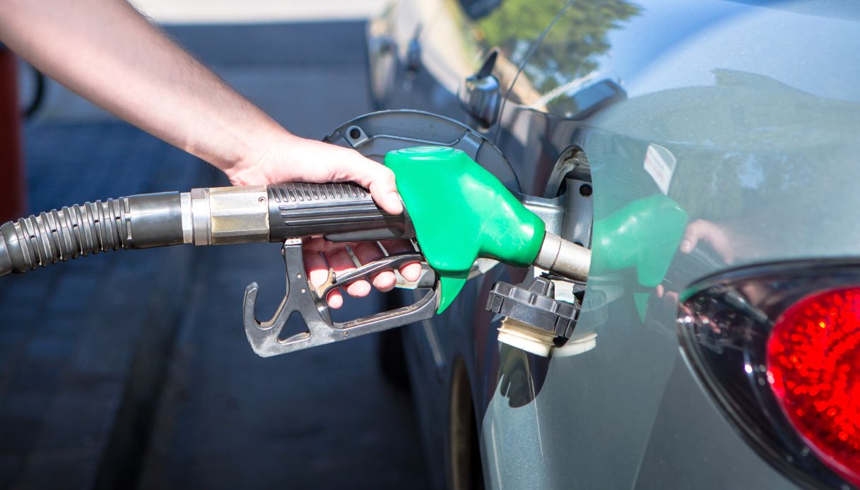 Aumenti benzina 2024, quanto costerà in più fare il pieno