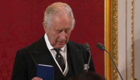 Re Carlo III peggiora la malattia e pensa a costo funerali, aggiornato piano Menai Bridge