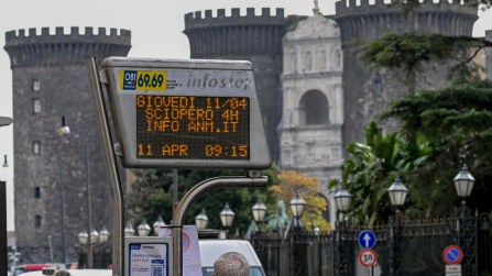Sciopero Napoli del 26 aprile, Eav e Anm fermi: stop di 4 ore per bus, metro e funicolari